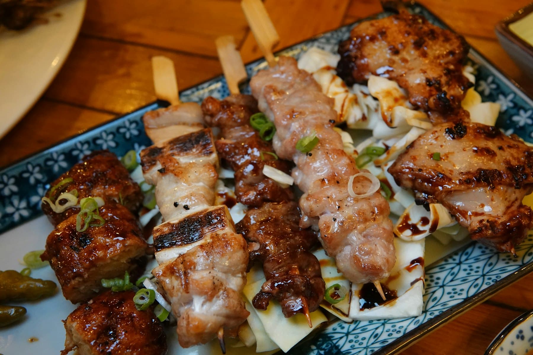 炭火で焼いた博多地鶏の串